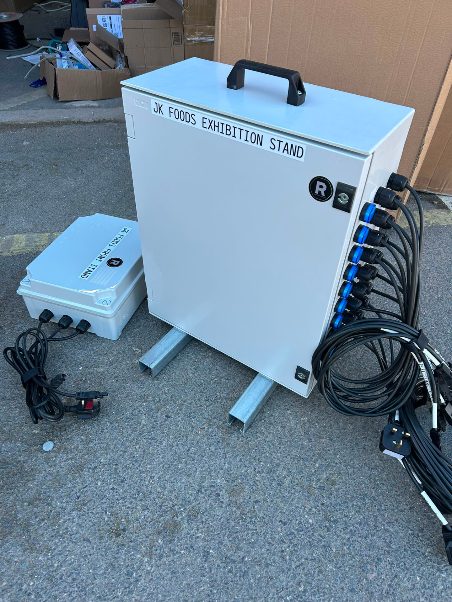 Portable three-phase power distribution units supplying an exhibition stand